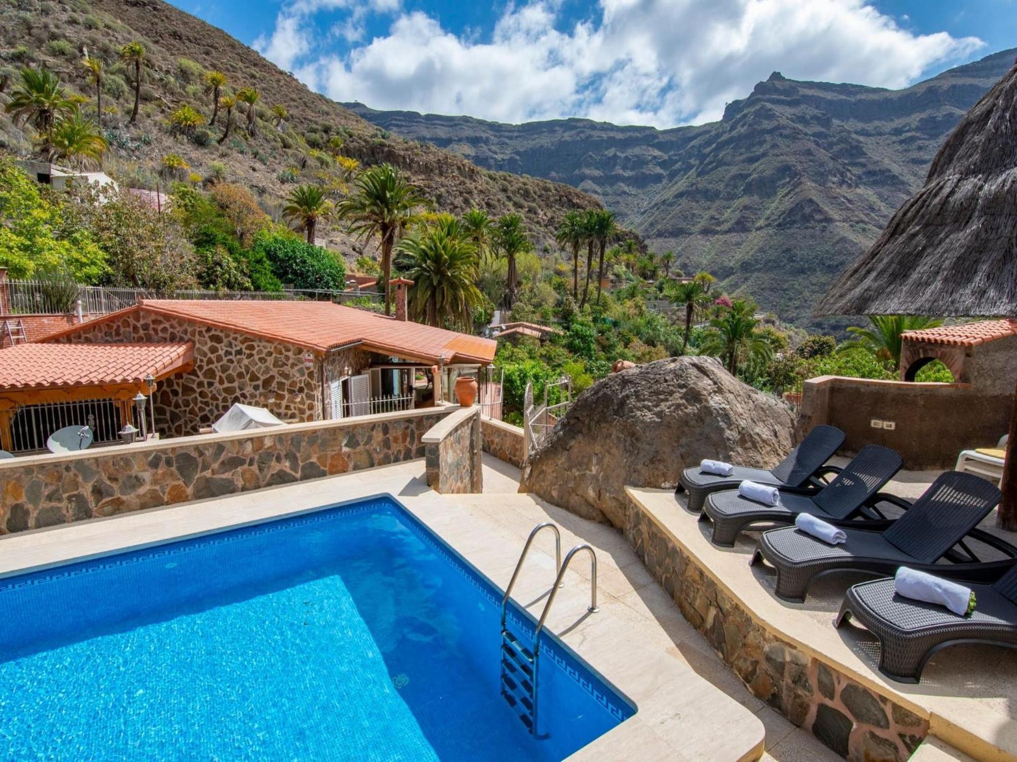Villa With Heated Pool & Mountain Views *